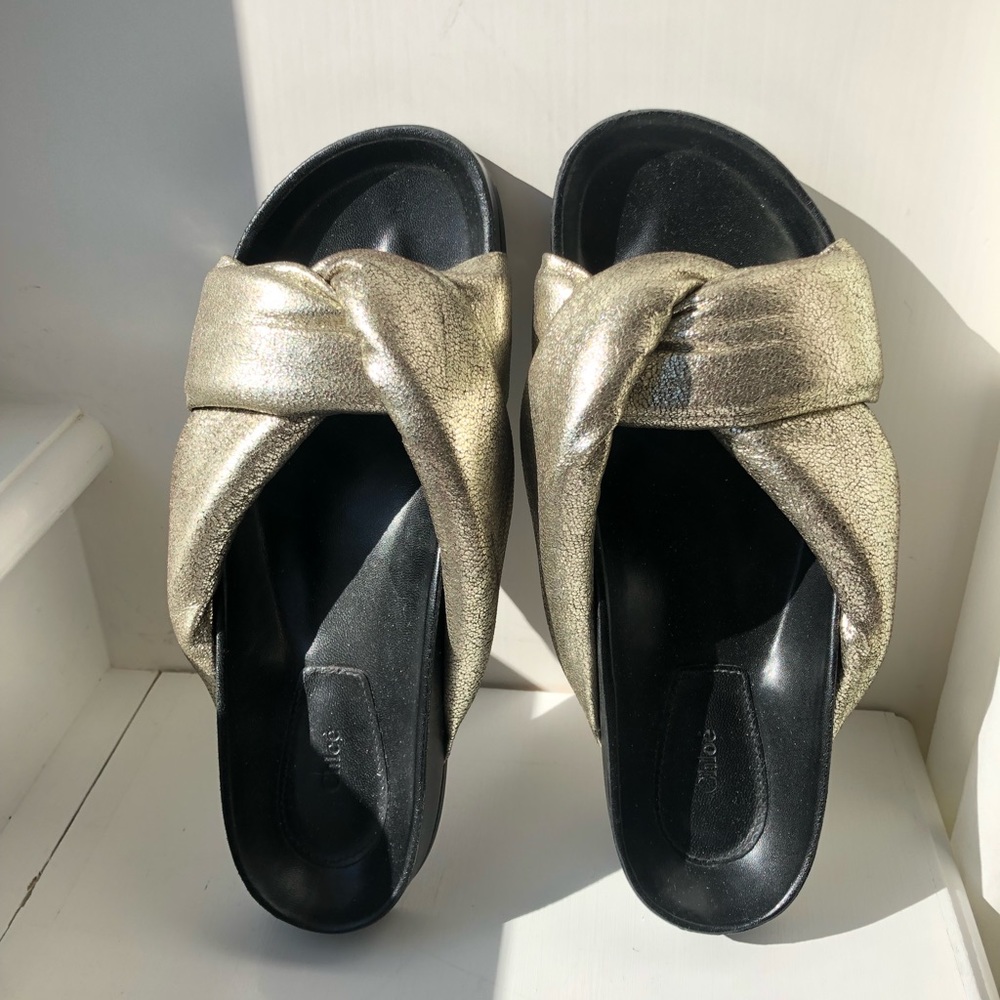 Chloé Twisted Metallic Leather Slides | Gold